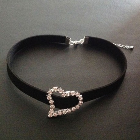 Collier chic glamour ras de cou noir coeur ajouré strass cristal